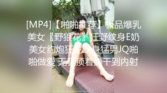 JK装02年双马尾萌妹，撩起裙子脱下内裤，这屁股太诱人了，逼逼粉嫩粉嫩，近距离特写，掰开洞洞给你看1