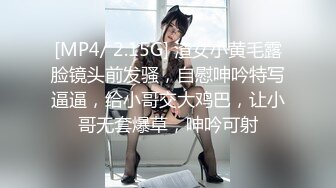 大眼可爱妹子脱掉后露出极品粉色蝴蝶鲍鱼，手指抠逼自慰