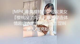 看到隔壁家小妹下班回来,急忙到卫生间窗户后面偷窥她洗澡