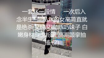 《魔手外购极品CP》景区女公厕完美定点角度全景偸拍，先脸后逼各种气质小姐姐方便，眼镜美女高高撅起翘臀双洞一清二楚 (4)