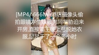 娇滴滴贫乳小女友，来家里操逼，正入抽插小眼神，爽的娇喘呻吟好听，很是享受，埋头吃吊69互舔