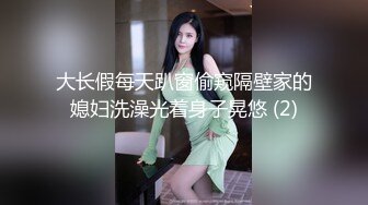 KTV女厕偷拍背包少妇光顾着玩手机下面已经全部失守完全不知道