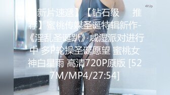 骚妈带着两个女儿一起大秀直播，全程露脸好刺激，黑丝情趣装诱惑