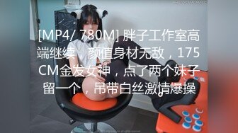 洛丽塔人前露出系列第20部 无内露出挑战纹身师和卖玉米老板 最后还在酒店服务员面前皮一下