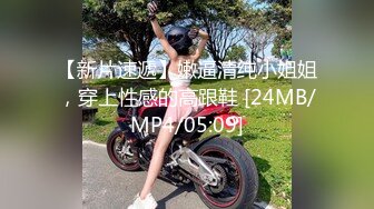 [MP4]超极品的小少妇，颜值很高沙发上调情揉奶抠逼吃奶子，对着镜头各种抽插爆草