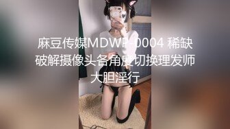 大奶人妻黑丝诱惑，如狼似虎的年纪镜头前勾搭饥渴的狼友