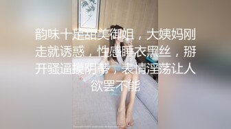 阿姨一脸认真的吃着这根青筋凸起的鸡鸡