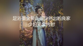 【新速片遞】 黑框眼镜淫荡御姐！项圈链子绳子绑腿！身上写满骚话，扒开珍珠丁字裤，假吊抽插骚穴，骑乘位狂喷水[1.12G/MP4/01:38:15]