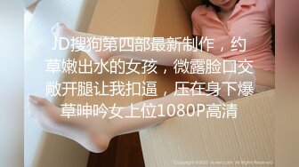 长相可爱的丸子头妹子，巨乳白皙奶，一黑一白