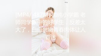 穿上我给她买的小裤衩，拿脚捅她，舒服