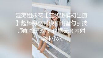 屌丝小刘经常中午趁着大家吃饭时间 偷偷溜进单位女厕偷窥暗恋已久的高冷女同事尿尿