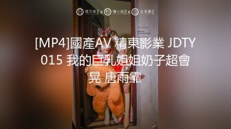 白T恤粉球鞋长发美女的微毛嫩逼 捎带拍了另一位美女的小穴