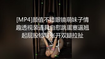 床上黑丝少妇的3P游戏 会玩的大哥连抠带草还有道具 骚逼给她玩肿了