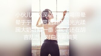 摄影大师约拍漂亮美女，表里不一很反差，道具玩出水后再用鸡巴搞