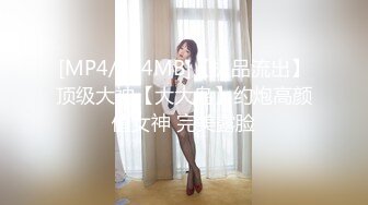 0247大胆坑神潜入商场女厕独占坑位隔板缝中现场实拍多位小姐姐方便 角度刁钻逼脸同框 (11)