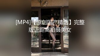 性感姊妹双人组都翘起丰臀与人玩双飞，等着胖哥哥的肉棒插入