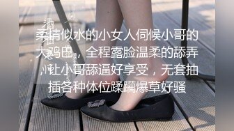 微胖肉嘟嘟的金發小美女，清純又可愛，脫下內內，雙指同時插入扣弄