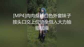 海边浴场女厕偷拍妹子貌似没有用过卫生棉条看着说明书跨开腿往里塞