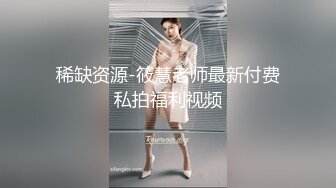 人妖女模精壮小伙激情大乱草精彩又刺激，大长腿女模被人妖压在身下爆干，人妖被小哥后入干菊花口交大鸡巴