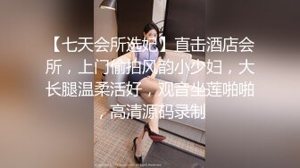 烫发头美少妇，风韵犹存半老徐娘，露脸全裸掰穴，自慰摇动自己骚穴道具插穴，淫水真不少