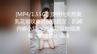 两男一女苗条妹子3P多种姿势激情大战，后面抱着屁股骑乘抽插，嗯嗯嗯好痛边操边口交，花样姿势操的一直呻吟