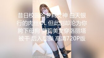 穿黑丝的女友和单男前戏