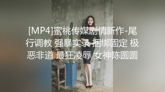 大奶熟女阿姨 在家被年轻小伙按着又抱又啃 猛力抽插她的无毛鲍鱼 阿姨就是喜欢年轻的鸡吧坚挺有力