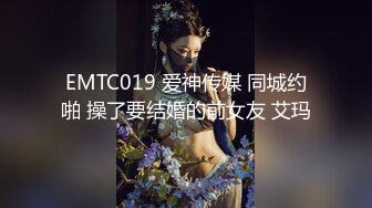 变态屌丝男躲在公园女厕尾随偷窥美女尿尿捡起人家刚换下的姨妈巾研究一番