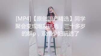 花臂纹身极品美乳红唇小姐姐，卫生间搔首弄姿，M腿振动棒插超嫩粉穴，进出抽插水声哗哗，表情一脸享受