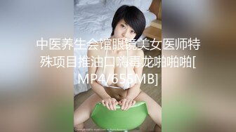 颜值高美女又风骚淫声荡语跳蛋抽插，给小哥舔鸡巴好骚逼里塞着跳蛋上位蹭鸡巴滑进逼里