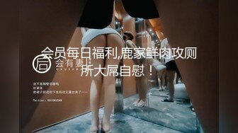 在车上被两个男人玩弄，还拿槟榔塞进去 最后把槟榔吃了