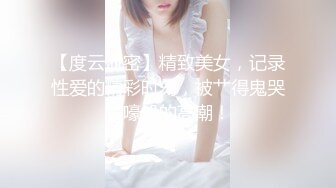 KTV厕所偷拍喝醉的美女趴在马桶上吐✿来个捡尸的屌丝男把她内裤脱了想上她