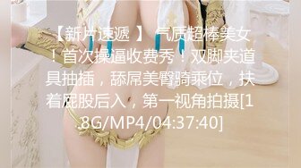 清纯眼镜小师妹，碰上绿色裙子上厕所尿尿，尿完尾随回到教室拍她清纯秀丽的脸！