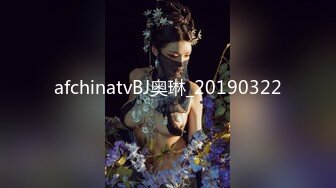 猥琐房东偷窥两位美女租客洗澡换衣服