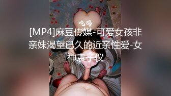 [MP4]猛男3P福音，两个甜美的嫩妹子，一个妹子的奶子特别粉很像馒头，一个被干一个就在一边拍，猛男干一个摸一个简直是活神仙