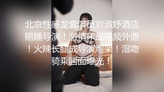 潜入房间发现她在看书