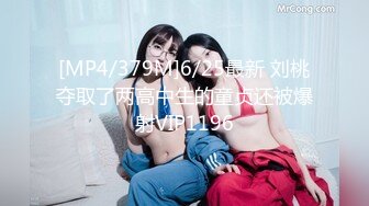 8月最新流出 顶级手持厕拍 写字楼女厕近距离拍逼眼镜白领美女点颗烟进厕所