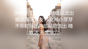 纯情女大学生深夜都要睡觉了还要给狼友看一下，乖巧听话全程露脸漏出奶子和逼逼，揉捏骚奶展示流水的一线逼