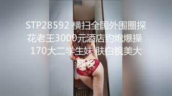 路边公厕连拍两位年轻少妇的小黑鲍