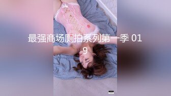 后厨操作间新来的实习生小妹占着茅坑不拉屎不停地刷抖音