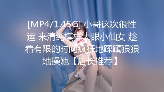 新娘弯腰发喜糖的时候完美露出两只瓷实的大奶子