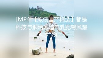 色魔摄影师忽悠身材丰满的女模特穿上黑丝拨开鲍鱼狂拍她的大肥B