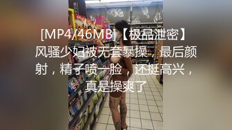 我在插女友，她的妹妹居然在偷偷的拍我们