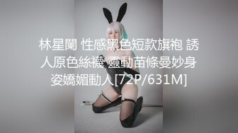 小哥门缝偷窥白白嫩嫩的嫂子洗澡这身材还是相当的不错