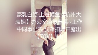 长发飘飘仙妖TS香奈儿 调教贱狗胖男，性感丝袜香棒棒喂进直男嘴里深喉，淫语调教，很是诱惑!