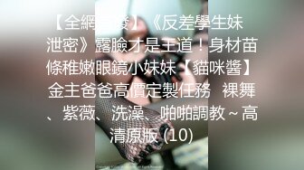 黑网丝伪娘 啊啊舒服 扒着大长腿 撸着小仙棒 被小哥哥后入输出