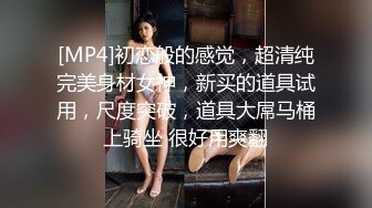 刚来完月经的女友迫不及待展示骚逼