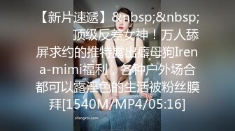 花臂纹身娇小身材贫乳美女小姐姐，性感开档黑丝高跟鞋，振动棒抽插坐在浴室地上自慰，跪着翘起美臀摆弄