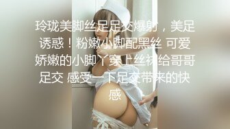 女仆装黄毛小妹露脸跟小哥啪啪听指挥，全程露脸深喉大鸡巴，让小哥抱在怀里揉奶抠逼，后入抽插无套爆草内射