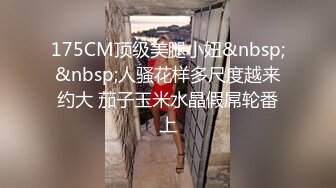 极品厕拍！美女如云服装城坑神逼脸同框偸拍数位漂亮小姐姐方便，亮点多多，颜值小妹干燥使劲拉面目狰狞最后用手抠出来 (2)